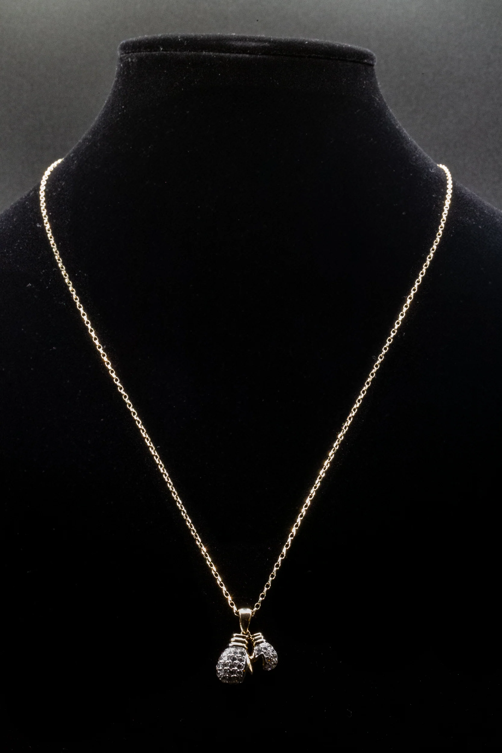 9ct Yellow Gold CZ Boxing Gloves Pendant & 9ct Gold Diamond Cut Belcher Chain (24 Inch) - Image 3
