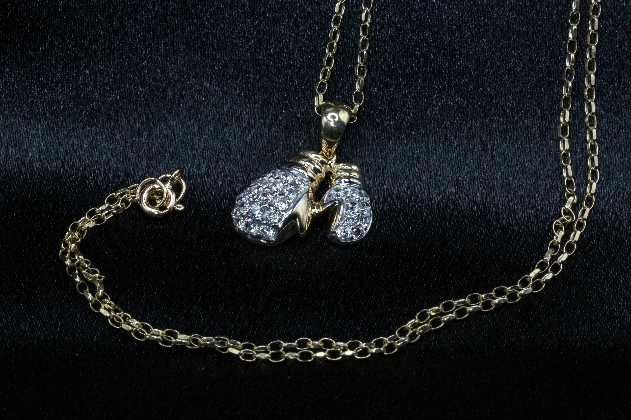9ct Yellow Gold CZ Boxing Gloves Pendant & 9ct Gold Diamond Cut Belcher Chain (24 Inch) - Image 4