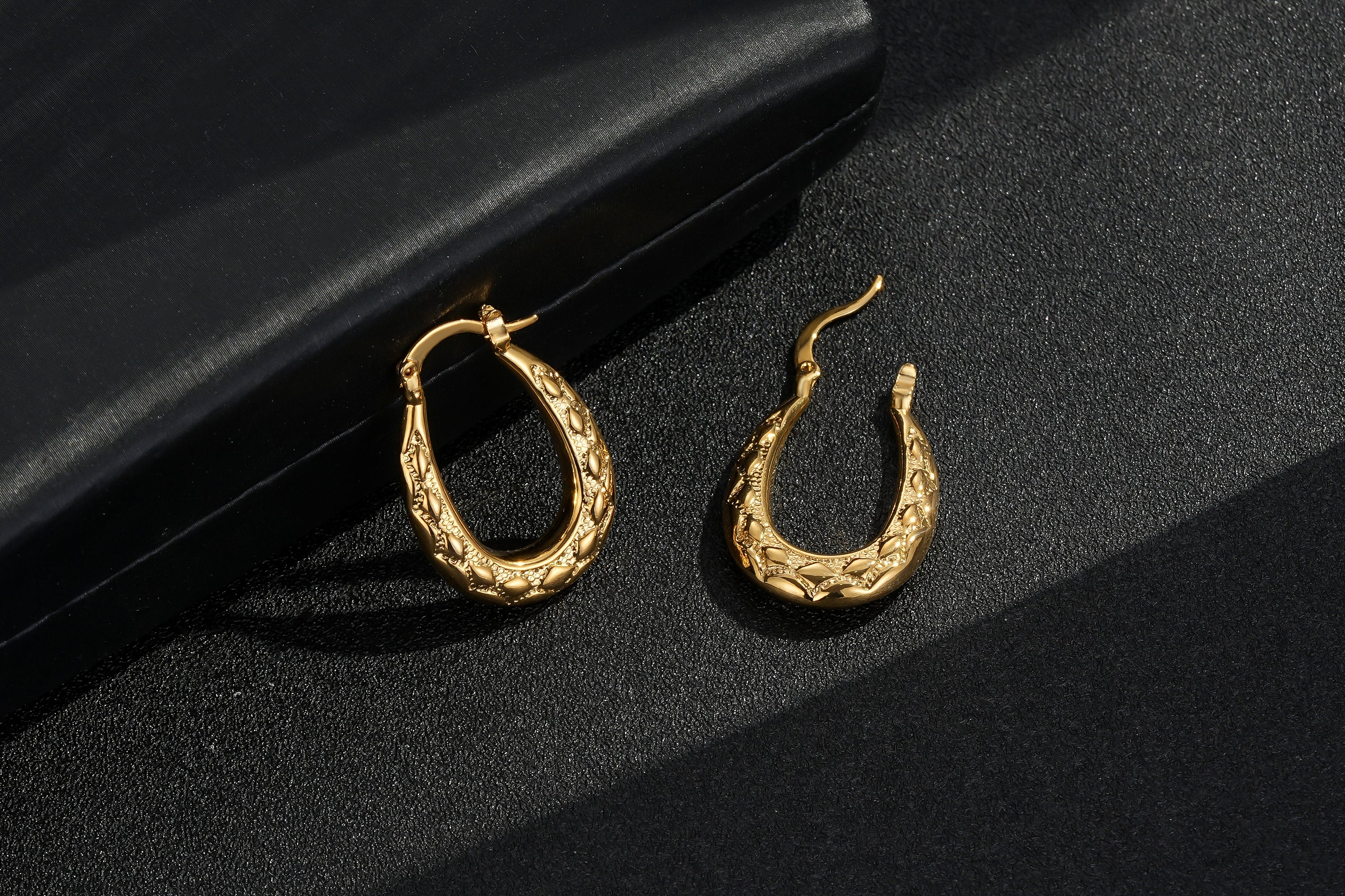 Gold Diamond-Cut Oval Creole Hoop Earrings 25mm